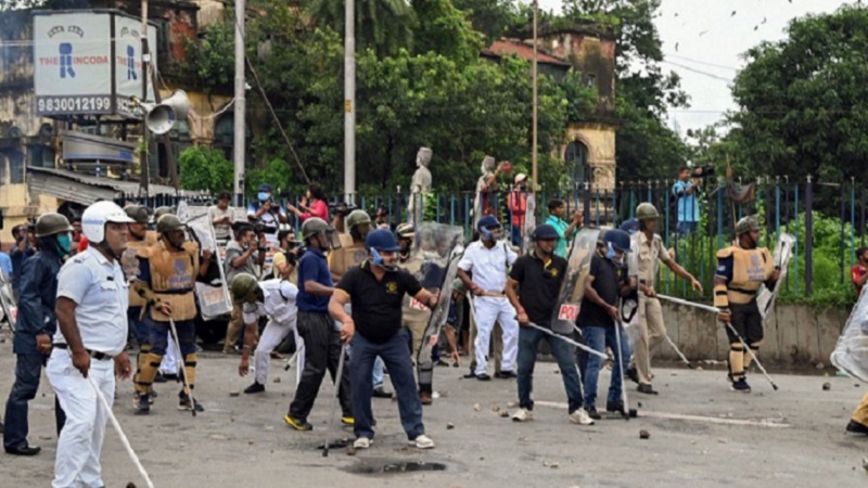 कोलकाता में बच्चे की मौत पर बवाल: भीड़ ने गाड़ियों में आग लगाई 