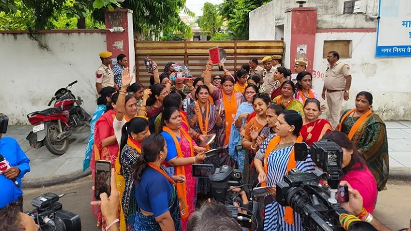 महिलाओं ने थाली नाद से गूंजा दिया मंत्री का घर