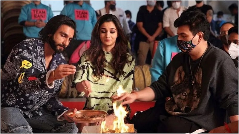 करण जौहर की फिल्म पर सेंसर की कैंची, बदले सीन, गालियां हटी