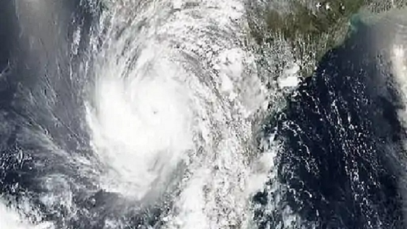 चक्रवाती तूफान 'तेज' के गुजरात से टकराने का खतरा टला: 1600 किमी दूर ओमान की ओर बढ़ा