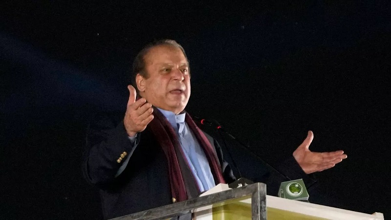 पाकिस्तान पहुंचते ही नवाज का धमाका: बोले- परमाणु परीक्षण रोकने के लिए क्लिंटन ने की थी 5 अरब डॉलर की पेशकश