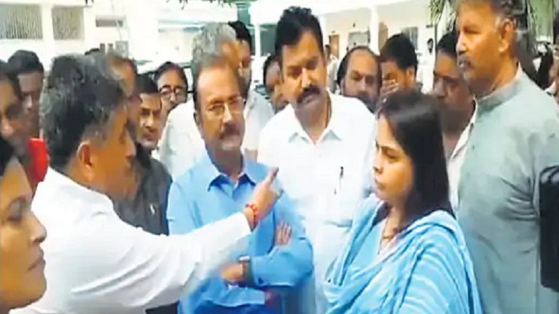 ‘ जब माला टंग जाएगी, तब टिकट मिलेगा क्या..!’ जयपुर से दिल्ली पहुंचे कांग्रेसियों का हंगामा