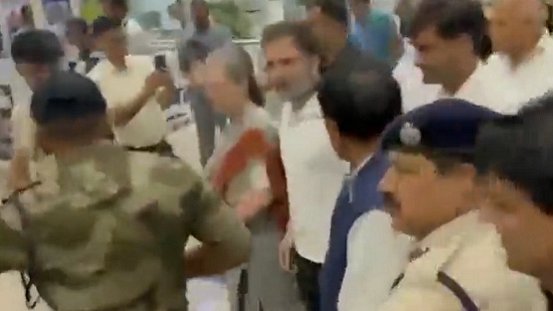 सोनिया गांधी और राहुल गांधी की फ्लाइट की भोपाल में इमरजेंसी लैंडिंग