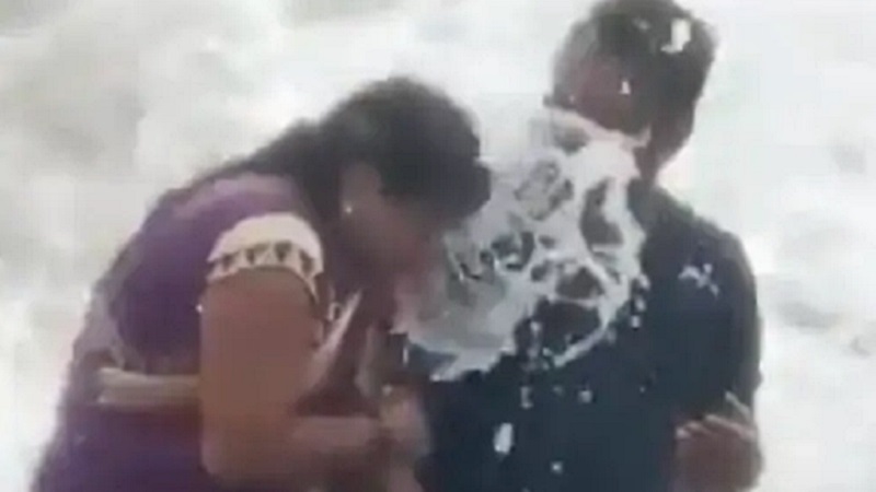 मुंबई में लहरों में बह गया कपल, पत्नी की मौत: पत्थर पर बैठकर वीडियो बनवा रहे थे 