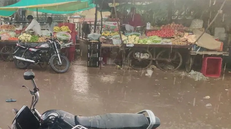 बदला मौसम का मिजाज: तेज हवा के साथ आधे घंटे बारिश, इन जिलों में बारिश का अलर्ट