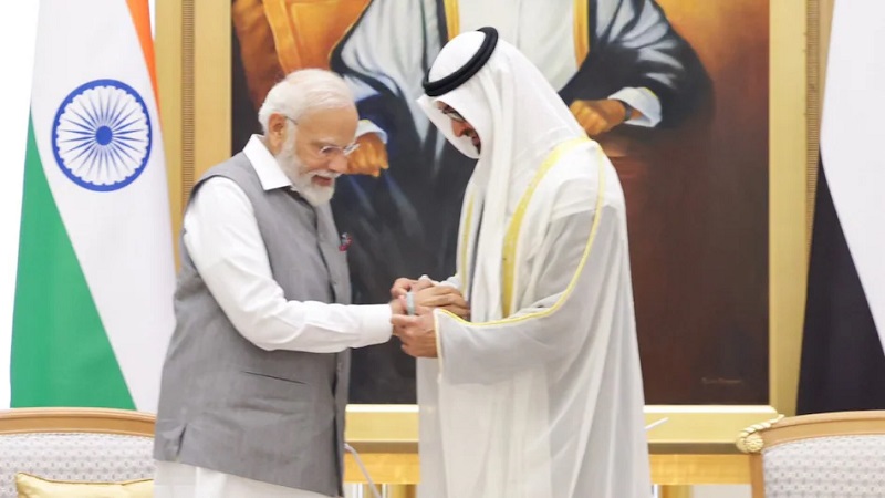 पीएम मोदी को यूएई के राष्ट्रपति ने बांधा ‘फ्रेंडशिप बैंड’: खाड़ी देश में आईआईटी कैंपस खोलने समेत हुए ये 3 समझौते