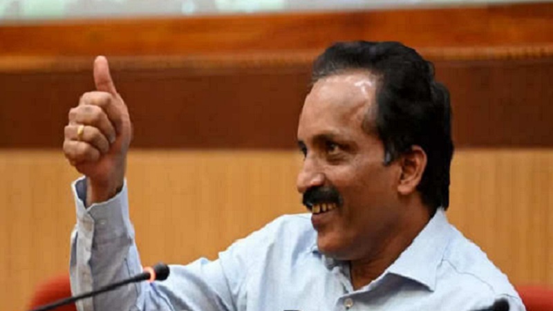 थम्स अप, आंखों में चमक... इसरो चीफ सोमनाथ की यह तस्वीर बहुत कुछ कहती है !