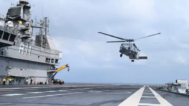 आईएनएस विक्रांत पर पहली बार उतरा रोमियो: नेवी ने कहा- ये मील का पत्थर