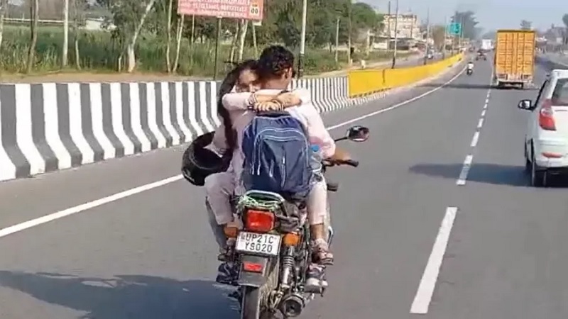 चलती बाइक की टंकी पर पत्नी को बिठाकर कर रहा था रोमांस... वीडियो देख पुलिस ने थमाया 8 हजार का चालान