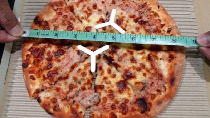 पिज्जा को नाप डाला...! दो इंच छोटा मिला तो महिला ने मचा दिया नेट पर गदर, लोग बोले- केस ठोक दो बहन 