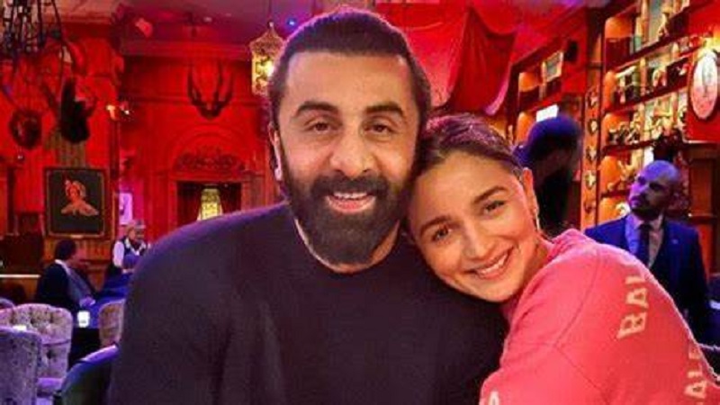 रणबीर-आलिया की पहली सालगिरह: फ्लाइट में मुलाकात, 4 साल का रिलेशनशिप, किसी फिल्म से कम ये रियल प्रेम कहानी