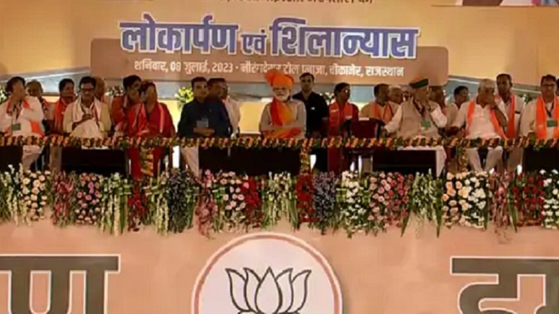 राजस्थान में गरजे मोदी: हम योजनाओं का पैसा भेजते हैं, यहां कांग्रेस का पंजा झपट्टा मार देता है