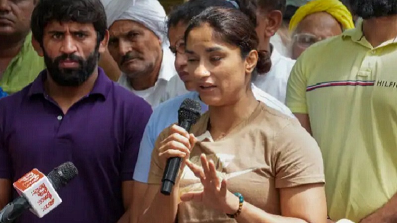 Wrestlers Protest : पहलवानों पर पुलिस कार्रवाई: साक्षी, संगीता और विनेश को छोड़ा