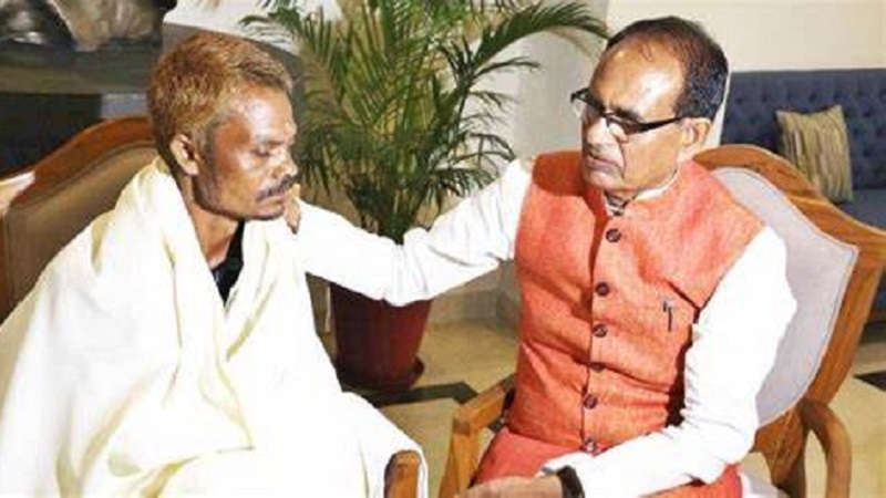 ‘बहुत पैसा लाया हूं...’ शिवराज सिंह से मुलाकात के बाद घर पहुंचे दशमत रावत, पत्नी को लगाया गले