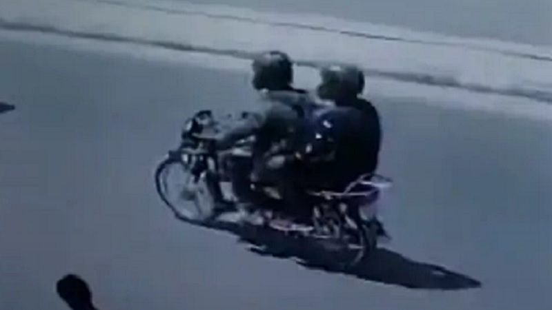 बैग छीनने के लिए युवतियों पर सरेराह हमलाः घसीटते ले गए बदमाश, चलते ई-रिक्शा से गिराया