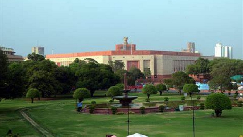 इसलिए बनानी पड़ी नई संसद: फंस-फंसकर बैठते थे सांसद, कहीं खंभा-कहीं पानी...! 