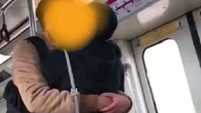 Delhi Metro Kiss Video : बिकनी गर्ल के बाद वायरल हुआ कपल का किस करता हुआ वीडियो, यूजर्स की राय जुदा-जुदा