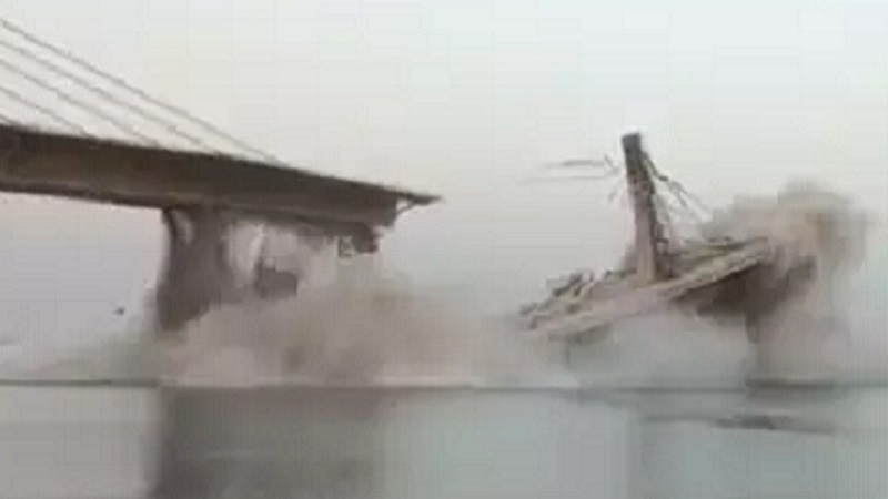 रेलमंत्री का इस्तीफा मांगने वाले तेजस्वी यादव क्या पुल गिरने पर देंगे इस्तीफा!