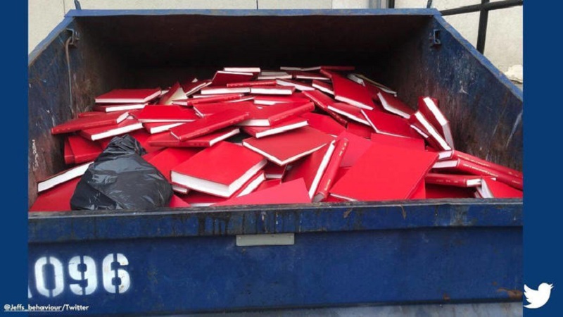 कचरा नहीं...किसी की जीवनभर की पढ़ाई है ये...! यूनिवर्सिटी की हरकत पर फूटा गुस्सा