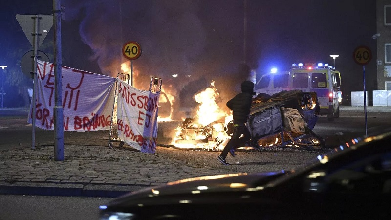 स्वीडन में कुरान जलाए जाने पर हिंसा, पथराव और आगजनी के बाद तीन गिरफ्तार