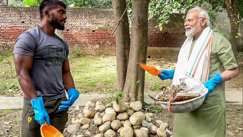 कौन हैं अंकित बैंयापुरिया? जिन्होंने पीएम मोदी के साथ लगाई झाडू