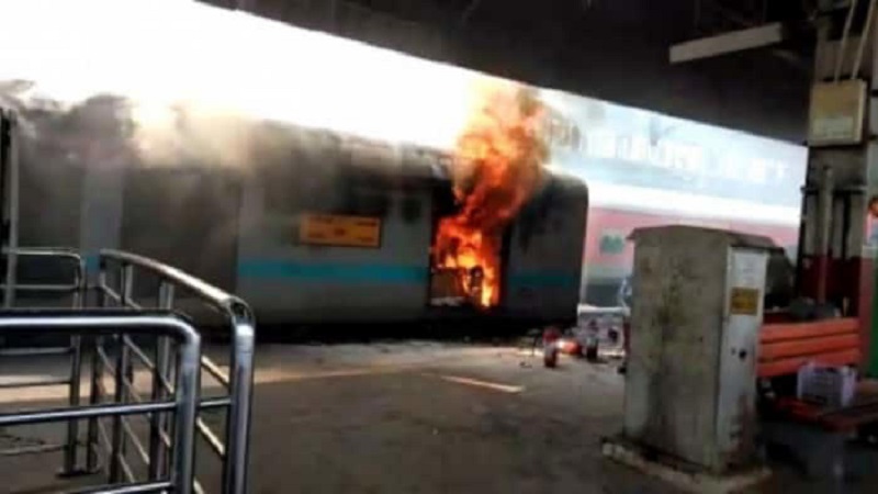 सीट के झगड़े में शख्स ने चलती ट्रेन में पेट्रोल छिड़ककर यात्रियों को लगाई आग... महिला समेत 8 जले, तीन लोग बुरी तरह झुलसी