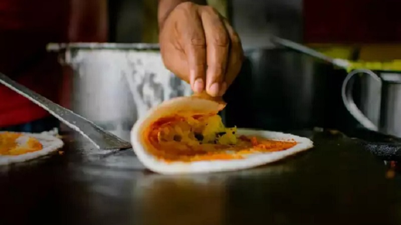 पति-पत्नी यह जोड़ी है करोड़ी..., 10’10 के कैफे में इडली-डोसा बेचकर हर महीने कर रहे 5 करोड़ की कमाई