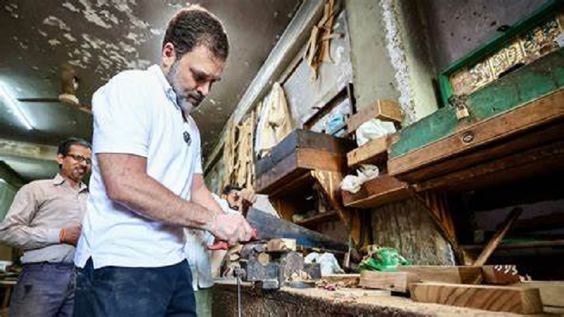 एशिया के सबसे बड़े फर्नीचर मार्केट पहुंचे राहुल गांधी, कारीगरों से की मुलाकात