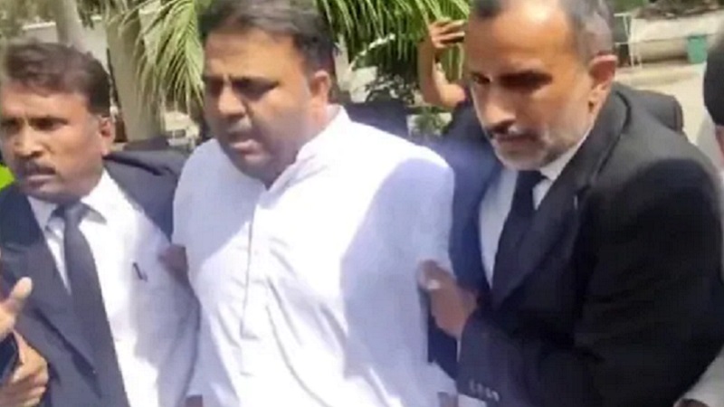 कोर्ट के बाहर पुलिस देखते ही उल्टे पांव भागा इमरान का बड़बोला मंत्री रहा फवाद चौधरी