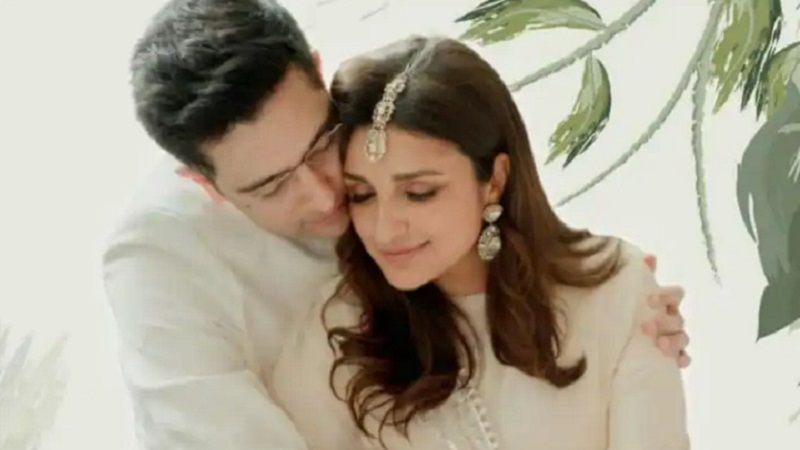 Parineeti Chopra : दिल्ली से निकली परिणीति: बोलीं- ‘अपना दिल पीछे छोड़े जा रही हूं’