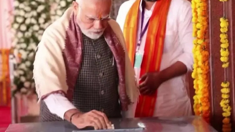 विवाद: पीएम मोदी ने 21 रुपए का लिफाफा नहीं बल्कि नकद रुपए डाले थे