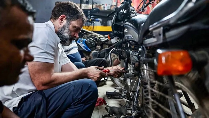 अरे... ये तो राहुल गांधी हैं ! अचानक मैकेनिक की दुकान पर क्यों पहुंचे 