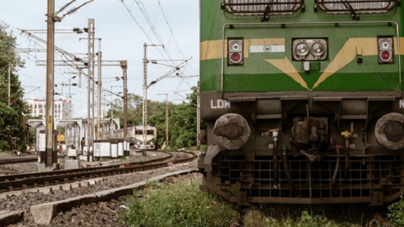 बदलाव की बयार: रेलवे स्टेशनों पर साइनबोर्ड बदलने की तैयारी