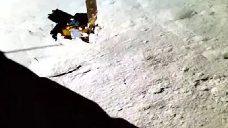 ‘चंदामामा के आंगन में जैसे खेल रहा हो...’, नए वीडियो में गोल-गोल घूमता दिखा प्रज्ञान रोवर