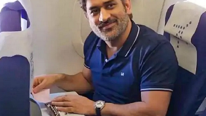खुल गया राज... ये है धोनी का फेवरेट मोबाइल गेम ! फ्लाइट में कैंडी क्रश खेलते दिखे