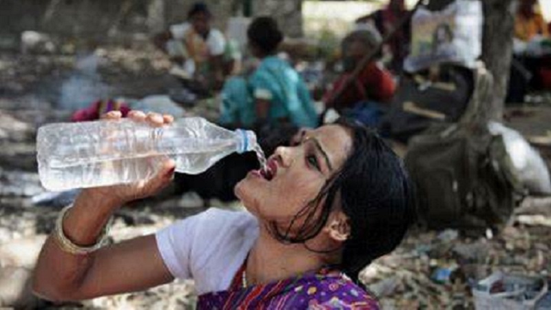 चुभती-जलती-झुलसाती दुपहरी: गर्मी बढ़ने से लोग परेशान 