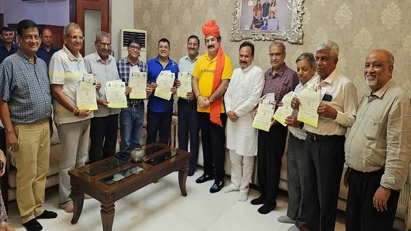 70 साल से इंतजार, मंत्री ने घर पहुंच कर दिया मालिकाना हक