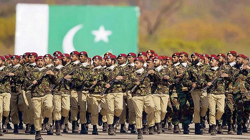 पाक आर्मी में दो फाड़, तुरत-फुरत में चलता किया लाहौर का कोर कमांडर..!