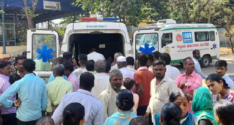 उत्तर प्रदेश की इलाहाबाद यूनिवर्सिटी में हिंसा और पथराव, बाइक को किया आग के हवाले