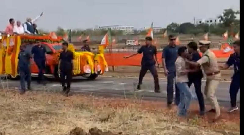 कर्नाटक में टूटा सुरक्षा घेराः पीएम मोदी की गाड़ी के पास पहुंचा युवक, एजेंसियों ने दबोचा