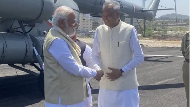 पीएम मोदी और सीएम गहलोत की एक जैसी ड्रेस...! ट्यूनिंग और मुस्कान ने भी खींचा ध्यान