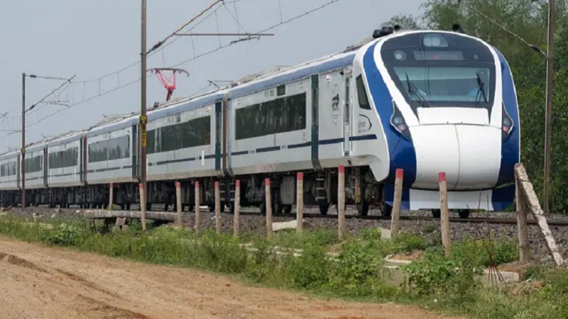 वंदे भारत एक्सप्रेस पर पथराव: मेरठ-मुजफ्फरनगर रेलवे ट्रैक पर हमला, शीशों पर निशान