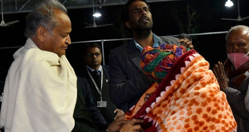 सीएम गहलोत ने जरूरतमंद लोगों को बांटे कम्बल