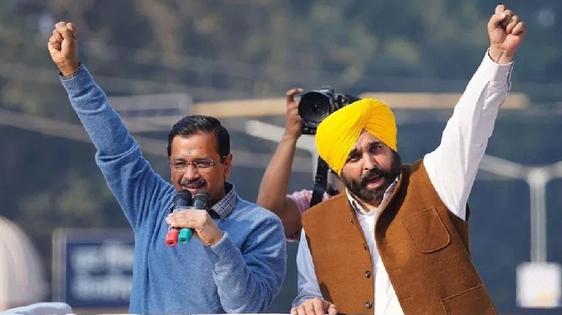 गुजरात में केजरीवाल का काले झंडों से स्वागत, लगे ‘मोदी-मोदी’ के नारे