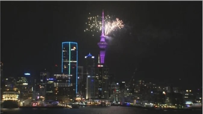 नए साल की खुमारी में डूबी दुनिया, कहां-कैसे मना जश्न