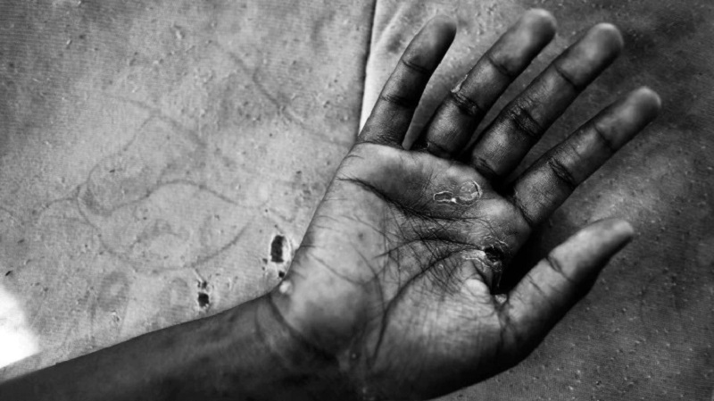 होटल के कमरे में युवती का रेप कर रहा था, लोगों ने पकड़ा तो दो मंजिल से फेंका