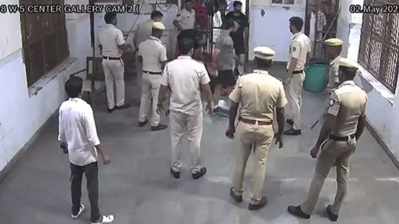 Tillu Tajpuriya Murder : तिहाड़ जेल से दिल दहलाता वीडियो: पुलिसवालों के सामने टिल्लू की बॉडी को चाकू से गोदते रहे गैंगस्टर