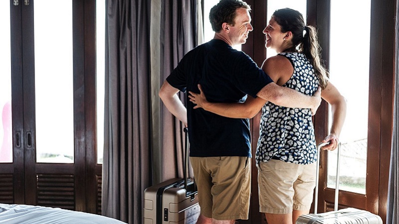 होटल में पत्नी या गर्लफ्रेंड संग रात में रुकें तो ये काम जरूर कर लें...! 