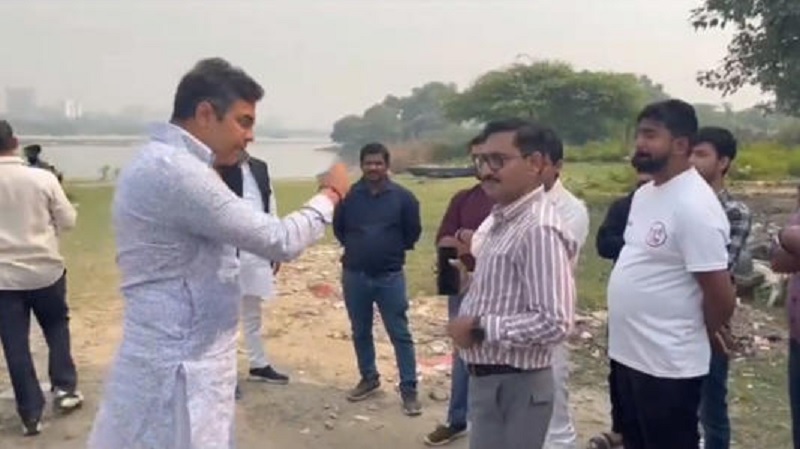 ‘शर्म नहीं आती? तेरे सिर पर डाल दूं कैमिकल...’ यमुना किनारे अफसरों को सांसद ने लगाई लताड़