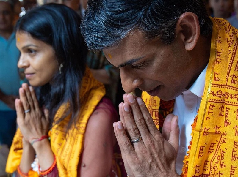 ब्रिटेन में हिंदू पीएम: ऋषि सुनक ने काम संभालने से पहले की पूजा, बंधवाया ‘कलावा’